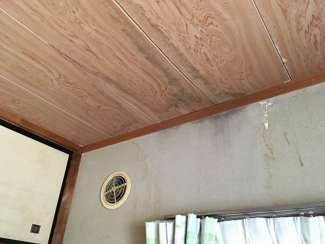 天井に雨漏りのシミ